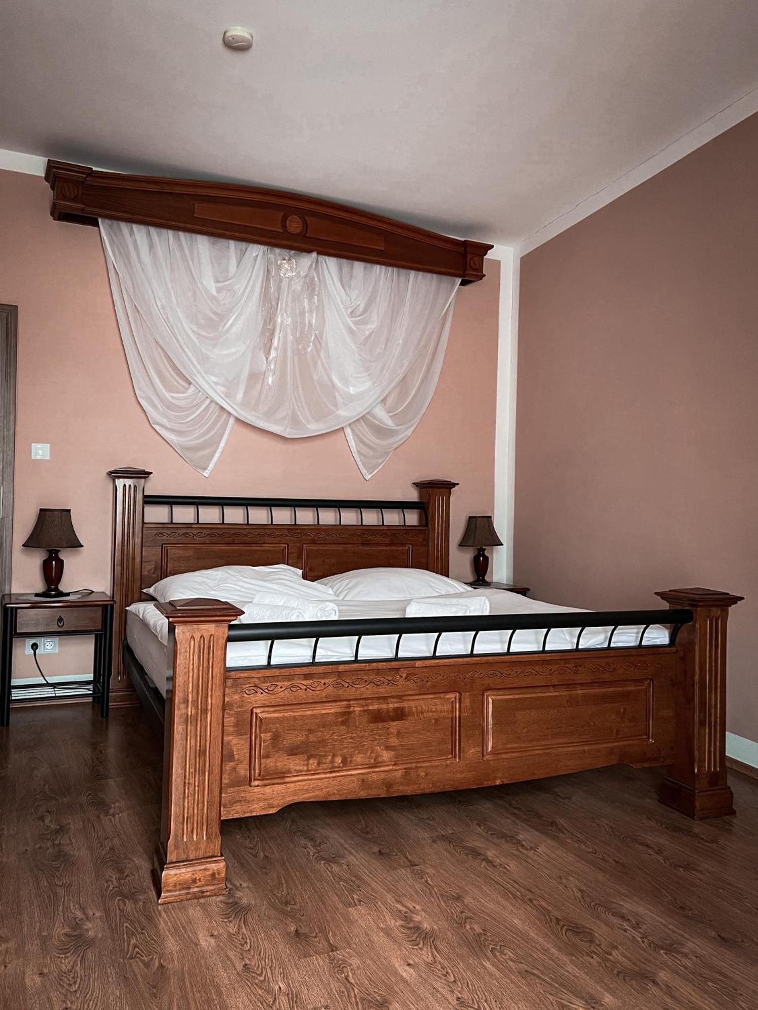 Hotel Lony Mochov Luaran gambar