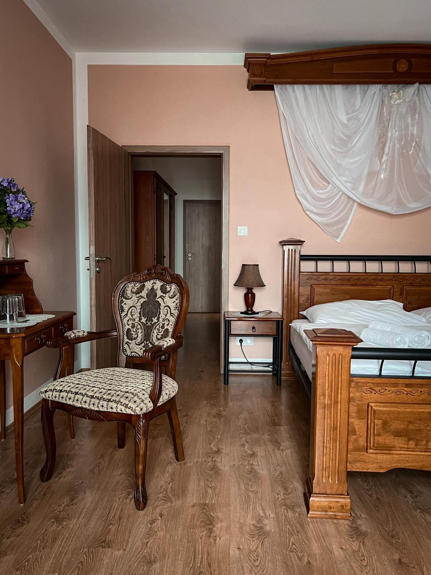 Hotel Lony Mochov Luaran gambar