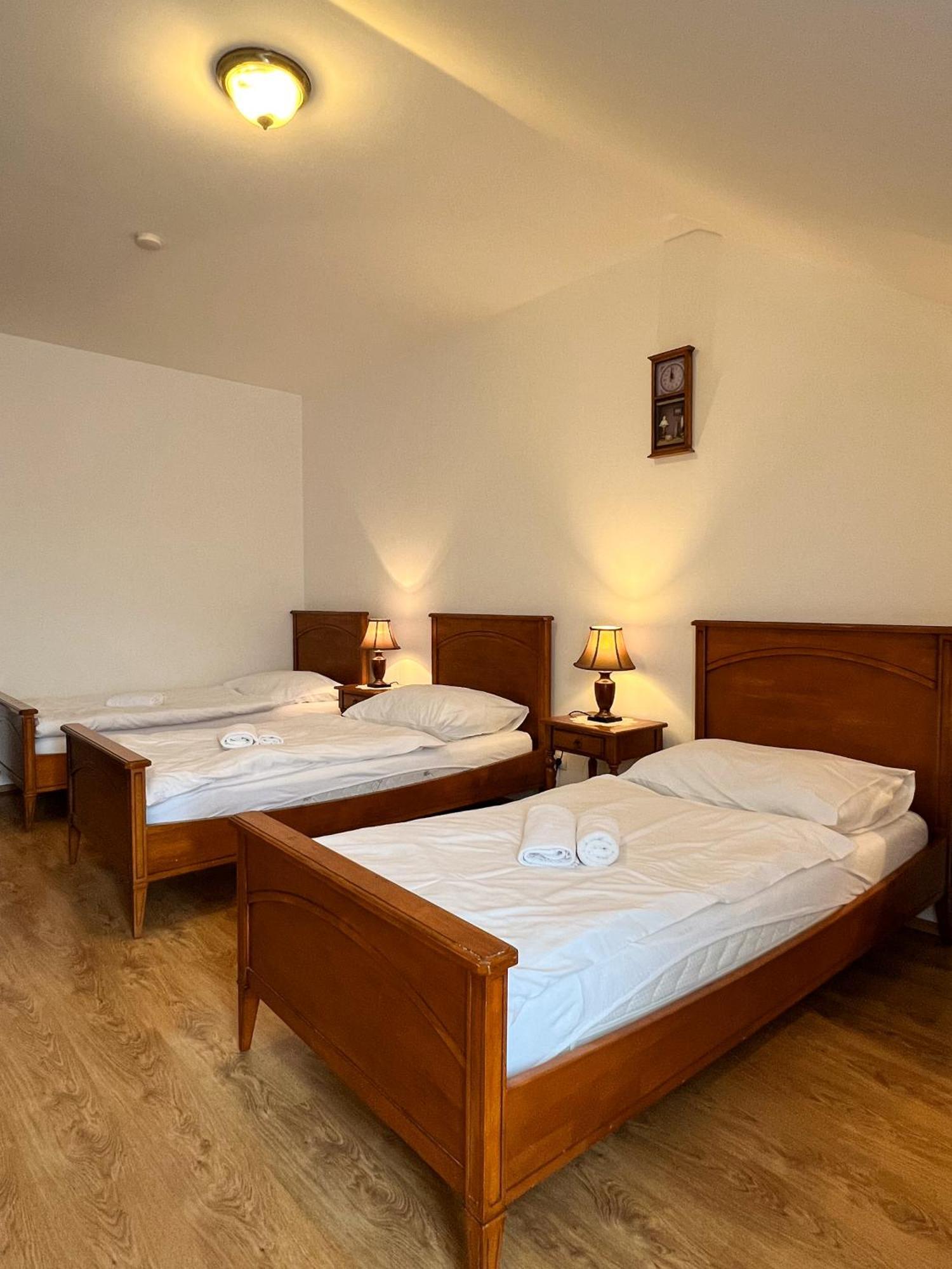 Hotel Lony Mochov Luaran gambar