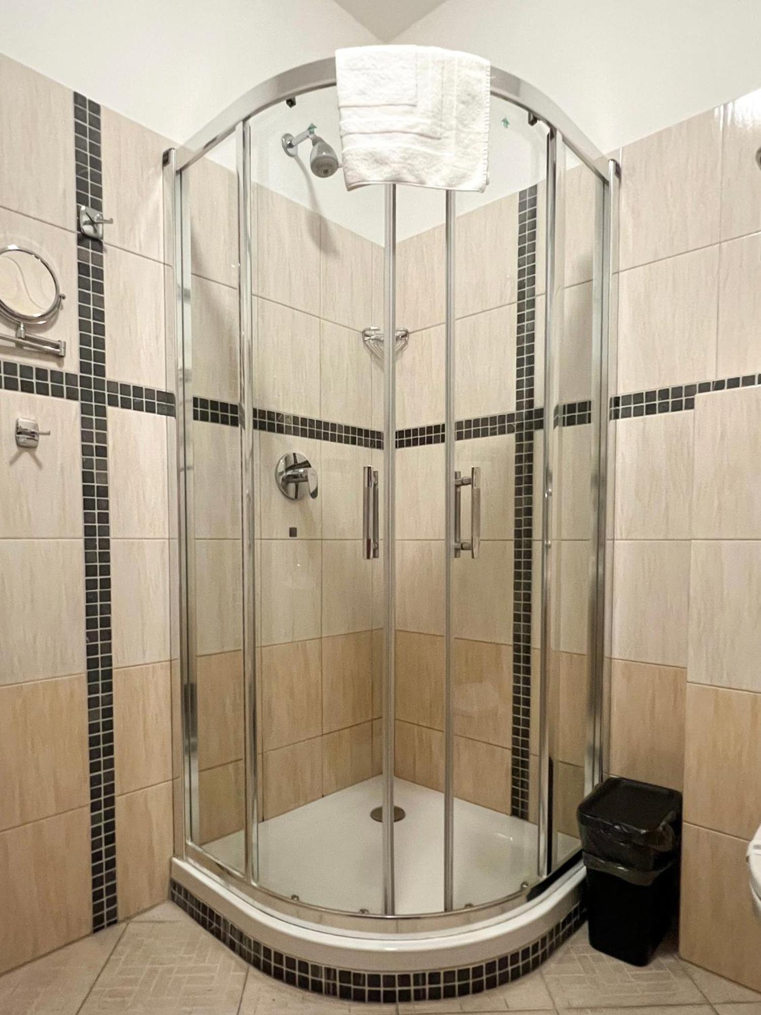 Hotel Lony Mochov Luaran gambar
